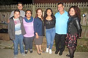 ALEGRES. Manfredo Mejía Sr. (2do. a la der.) con hijos, nieto, cuñada y sobrina en el cabo de año de su hermano Víctor, en Alexandria, VA, el martes 25 de octubre.