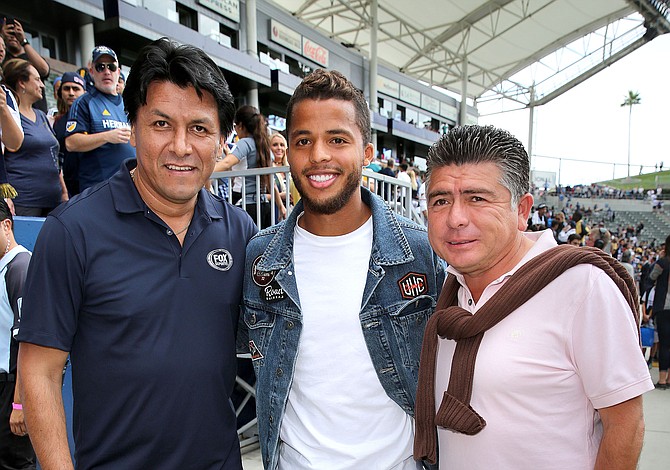 Fox Deportes Celebró MLS En Español Junto Al Famoso Jugador De FútbolClaudio Suárez