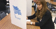 VOTO. Judith Moore en la estación de bomberos de Annandale.