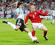 Ariel Ortega (izq.) en acción contra Inglaterra en el Mundial de 2002.