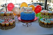 Un hermoso cake celebrando el aniversario de Stop and Compare Supermarket