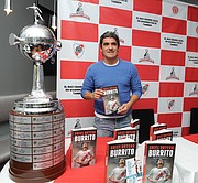 LIBRO. Ariel Ortega junto a la réplica de la última Copa Libertadores de América ganada por River Plate, durante la presentación de su obra Mi Autobiografía en Washington, DC.
