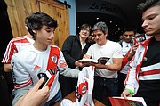 IDOLO. Ariel Ortega firma su libro a los aficionados el jueves 17 de noviembre de 2017 en Woodbridge, Virginia.