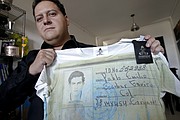 Sebastián Marroquín, hijo del narcotraficante colombiano Pablo Escobar, posa con una de las camisetas que hace parte de la colección "Poder Poder" elaborada por "Escobar Henao", la marca textil que Marroquín creó a principios de 2012. El documento de identidad de Escobar, sus tarjetas de crédito y un certificado de antecedentes penales aparecen estampados en una colección de ropa creada por su hijo con la que asegura, frente a las crÌíticas, que quiere invitar a "no repetir su historia".