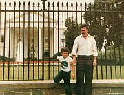 Foto Familiar de Juan Pablo Escobar (niño) con su padre el legendario narcotraficante Pablo Escobar ante la Casa Blanca en Washington DC.