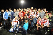 TODOS JUNTOS. Aunque había prometido tomarse una foto con cada uno de los equipos al final del torneo, Ariel "El Burrito" Ortega sólo se retrató con este grupo de jugadores y aficionados que esperaron hasta el final de la velada en Herndon, VA, el viernes 18 de noviembre de 2016