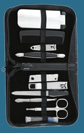 Estuche para viajes - En la época navideña muchas personas planifican viajes, ya sea para huir del frío invierno por unos días, o para visitar a sus familiares y compartir en estas fechas importantes. Por esta razón, nunca está de más un estuche para viajes que condense en un pequeño compartimiento todo lo que un hombre necesita ya sea para cortarse las uñas, para afeitarse o para guardar artículos de higiene personal. Lo encuentras en Macy’s. $18.99