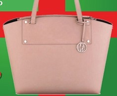 Cartera - Nunca una mujer tiene suficientes bolsos y carteras. Este versátil accesorio tiene una forma práctica, es espacioso y cuenta con compartimientos interiores para ayudarte a organizar objetos más pequeños dentro. El color no pasa de moda y da un toque de ligereza a los típicos tonos invernales como negro, plomo y café. A la venta en Macy’s $35.55