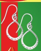 Aretes de plata - Los aretes de plata son un regalo clásico ideal para cualquier edad, y resultan un accesorio perfecto para realzar tu look, especialmente en el invierno, cuando no podemos ser tan creativos con la vestimenta que usamos, y más bien nos vestimos de colores oscuros. A la venta en Macy’s $13.50