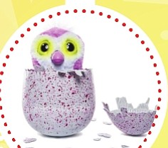 Hatchimals ($70)
Este juguete consiste en un huevo que esconde dentro un Hatchimal. De momento existen dos razas que son los Pingüinos (Pengualas) y los Dragones (Draggles) y ambos vienen en dos colores diferentes. Estos seres mágicos que se esconden dentro del huevo son altamente interactivos y tienen tres etapas de desarrollo en las cuales tienes que cuidarlos encubándolos y ayudarles a salir del cascarón. Una vez fuera de él debes seguir cuidándolo y ayudándolo a formarse, el Hatchimal aprende de ti y formará un carácter en función de cómo lo cuides. Es posible “resetearlo” para volver a su estado inicial aunque no se puede volver a meter en el huevo una vez que ha salido de él. Es también posible que en un futuro se vendan huevos “vacíos” para poder volver a meter a tu Hatchimal dentro y reutilizarlo.