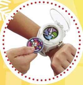 Yo-Kai – Reloj con sonidos ($30)
Otro de los juguetes más demandados de la temporada es el Yo-Kai Watch (Reloj de Yo-kai), de otra exitosa serie televisiva. Aquí te sumerges en el mundo Yo-Kai y tu niño llevará un reloj que hace cosas extraordinarias. Puedes coleccionar hasta 100 medallas que introduces al reloj y hace diferentes sonidos de la tribu. Puedes invocar a los diferentes personajes Yo-Kai para que digan su nombre y también aparecen frases y música. Recomendado para niños a partir de 4 años.