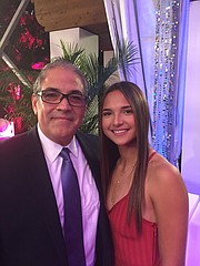 El Director de El Tiempo Latino y dueño de la cadena de tiendas Campeon Soccer, Javier Marín, junto a la futbolista venezolana Deyna Castellanos, en Miami, FL, el domingo 18 de diciembre de 2016.