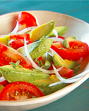 ENSALADA FRESCA DE TOMATE, CILANTRO Y AGUACATE