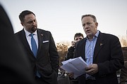 Sean Spicer (a la derecha) y Jason Miller, asesor principal del presidente electo Donald Trump, hablan con los medios de comunicación en la casa club del Trump National Golf Club Bedminster, en Bedminster Township, Nueva Jersey, el 19 de noviembre de 2016.