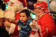 NIÑOS. Los asistentes a La Posada de la Clinica del Pueblo recibieron regalos.