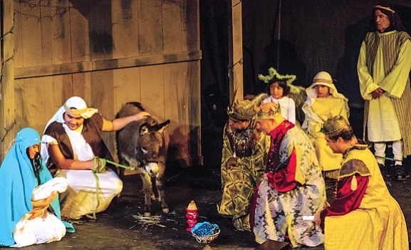 Los Tres Reyes Magos presentan sus ofrendas de oro, incienso y mirra al Niño Jesús.
