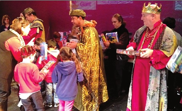 Todos los niños reciben un regalo de los Reyes Magos en el Teatro Gala.