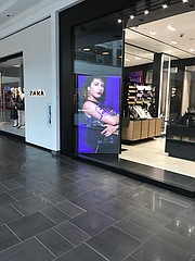 Un letrero afuera de la tienda de cosméticos MAC en Fashion Centre en Pentagon City anunciando la colaboración