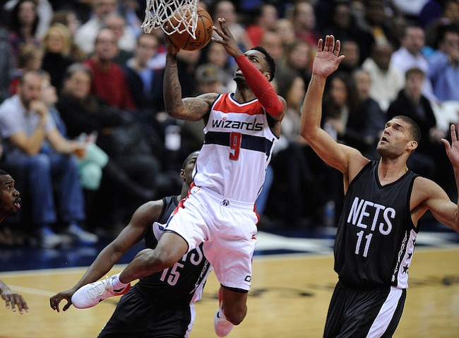 Washington D.C. -December 30, 2016: Sheldon McClellan de los Washington Wizards se eleva con el balon para anotar en la canasta contra Brook Lopez de los Brooklyn Nets. Los Washington Wizards derrotaron a los Brooklyn Nets 118-95 en un partido de la temporada regular en la arena de el Verizon Center.