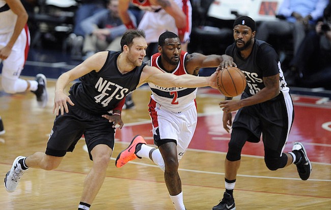 Washington D.C. -December 30, 2016: John Wall de los Washington Wizards pelea por el balon contra Bojan Bogdanovic de los Brooklyn Nets. Los Washington Wizards derrotaron a los Brooklyn Nets 118-95 en un partido de la temporada regular en la arena de el Verizon Center.