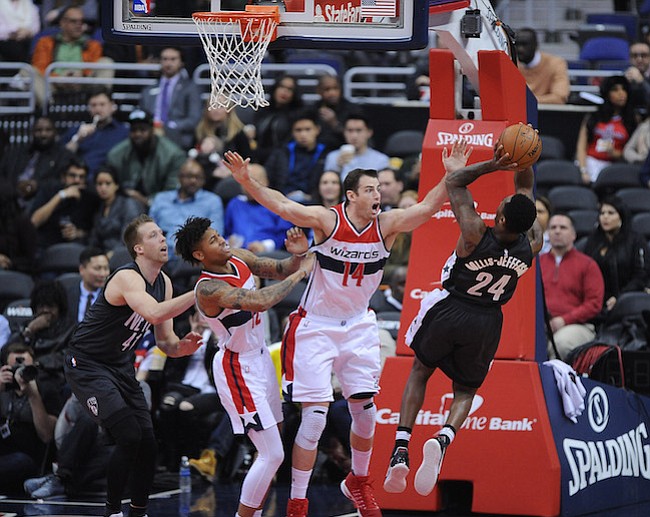 Washington D.C. -December 30, 2016: Ronda Hollis-Jefferson de los Brooklyn Nets se eleva con el balon para anotar en la canasta contra Jason Smith de los Washington Wizards. Los Washington Wizards derrotaron a los Brooklyn Nets 118-95 en un partido de la temporada regular en la arena de el Verizon Center.