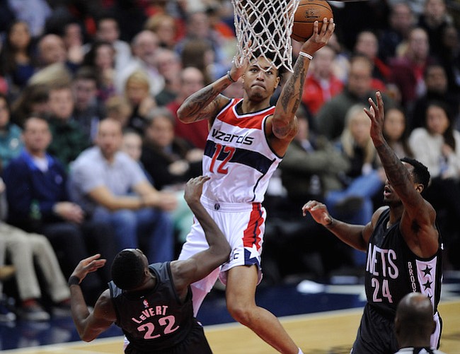 Washington D.C. -December 30, 2016: Kelly Oubre Jr. de los Washington Wizards se eleva con el balon para anotar en la canasta contra Caris LeVert de los Brooklyn Nets. Los Washington Wizards derrotaron a los Brooklyn Nets 118-95 en un partido de la temporada regular en la arena de el Verizon Center.