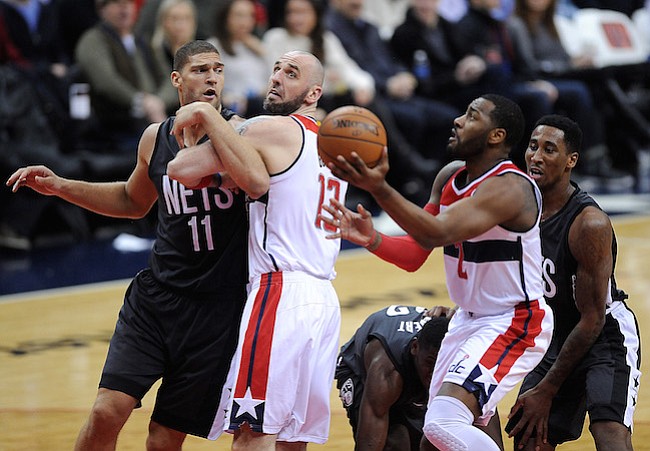 Washington D.C. -December 30, 2016: John Wall de los Washington Wizards se eleva con el balon para anotar en la canasta. Los Washington Wizards derrotaron a los Brooklyn Nets 118-95 en un partido de la temporada regular en la arena de el Verizon Center.
