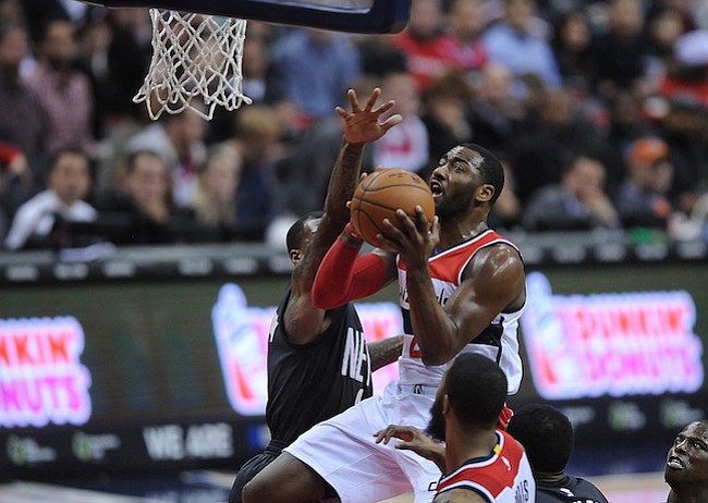 Washington D.C. -December 30, 2016: John Wall de los Washington Wizards se eleva con el balon para anotar en la canasta. Los Washington Wizards derrotaron a los Brooklyn Nets 118-95 en un partido de la temporada regular en la arena de el Verizon Center.