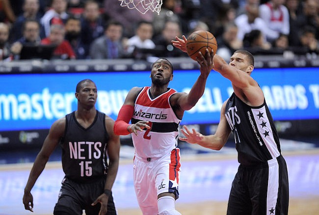 Washington D.C. -December 30, 2016: John Wall de los Washington Wizards se eleva con el balon para anotar en la canasta contra Brook Lopez de los Brooklyn Nets. Los Washington Wizards derrotaron a los Brooklyn Nets 118-95 en un partido de la temporada regular en la arena de el Verizon Center.