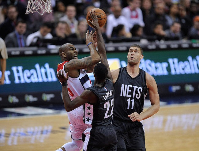Washington D.C. -December 30, 2016: Marcus Thornton de los Washington Wizards pelea por el balon contra Caris LeVert de los Brooklyn Nets. Los Washington Wizards derrotaron a los Brooklyn Nets 118-95 en un partido de la temporada regular en la arena de el Verizon Center.