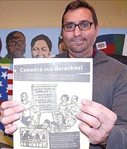INFORMACIÓN. George Escobar de CASA con folleto informativo.