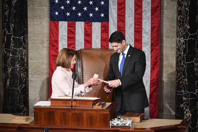 La líder de la minoría de la Cámara de Representantes de los Estados Unidos, Nancy Pelosi, demócrata de California, entrega el martillo al presidente de la Cámara Paul Ryan, R-Wis., En la sala de la Cámara de Representantes en el Capitolio de los Estados Unidos el martes.