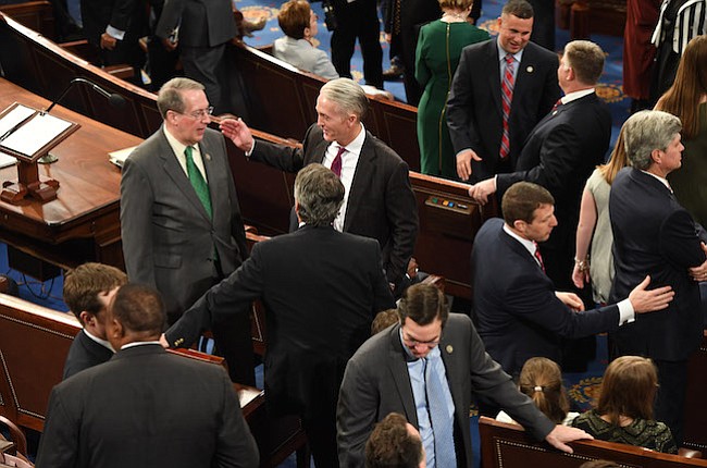 Bob Goodlatte, R-Va., Arriba a la izquierda, da la bienvenida a otros representantes en la sala de la Cámara de Representantes en el Capitolio de los Estados Unidos el martes.