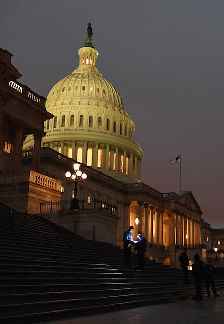 El personal de policía se reúne en la escalera del Capitolio de los Estados Unidos el martes, el primer día del 115 Congreso.