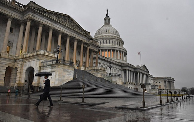 Un día sombrío en Washington marcó el martes, el primer día del 115º Congreso, mientras que peatones pasan por delante del Capitolio.