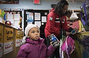 Monique Burton y su hija, Jalayna Elam, en el Centro de Niños de Greenbelt [Md.].