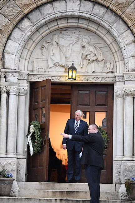 Rep. Steny Hoyer, D-Md., se va de la Iglesia Católica de San Pedro en Capitol Hill después de un servicio el martes, el primer día del 115 Congreso, en Washington.