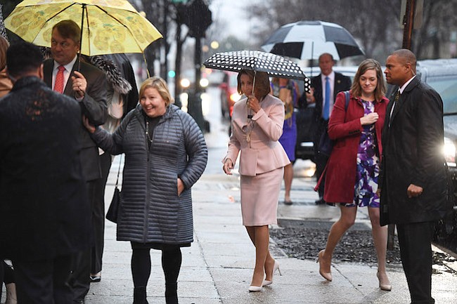 La líder de la minoría de la Cámara de Representantes, Nancy Pelosi, demócrata de California, llega a St. Peter's en Capitol Hill para un servicio el martes, el primer día del 115 Congreso.