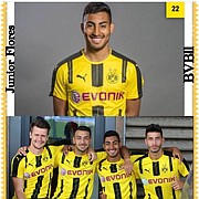 Junior Flores con compañeros del club alemán Borussia Dortmund.