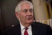 A Rex Tillerson le tocará responder este miércoles por Trump e incluso por el president ruso, Vladimir Putin. Aquí, Tillerson, ex presidente de Exxon Mobile, y nominado al cargo de Secretario de Estado, habla en una reunion con el senador Chris Coon, un demócrata de Delaware, en Washington el pasado 4 de enero.