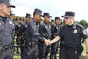 El comisionado de la Policía Nacional, Howard Cotto, junto a oficiales de la PNC en el inicio del plan Navidad Segura.