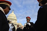 Sargento de primera clase David Kirven, izquierda, sargento Maestro Mario Ramsey, el centro, y el sargento del Estado Mayor. Zach Bridges, a la derecha, de la banda del Ejército de Estados Unidos "Pershing's Own" durante un breve descanso el domingo en el Capitolio mientras ensayaba para la inauguración de Donald Trump.