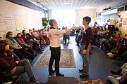 Lauren Taylor, a la izquierda, trabaja con Mary Duke Smith para mostrar un escenario durante un entrenamiento de intervención de espectadores en Takoma Park, Maryland. El taller está diseñado para enseñar habilidades de evaluación y respuesta a situaciones que involucran violencia verbal y física de segunda mano.