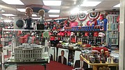 La tienda Metro Variety en la estación McPherson Square lista para vender souvenirs de la toma de posesión 2017.