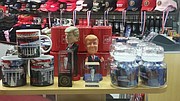 Tazas y otros souvenirs que retratan la cara del presidente electo Donald Trump.
