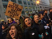 Un grupo de manifestantes gritaba contra la política migratoria de Trump y decía al unísono: "¡no es mi presidente!," antes de la inauguración de Donald J. Trump el 20 de enero de 2017.