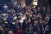 Miembros de los medios de comunicación levantan sus manos para tratar de hacer preguntas durante la primera conferencia de prensa del presidente electo Donald Trump.