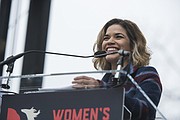 América Ferrera habla ante la multitud de la Marcha de las Mujeres.