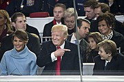 El Presidente Donald Trump, la Primera Dama Melania Trump, junto a su hijo Barron Trump, durante el 58° desfile de Inauguración Presidencial.