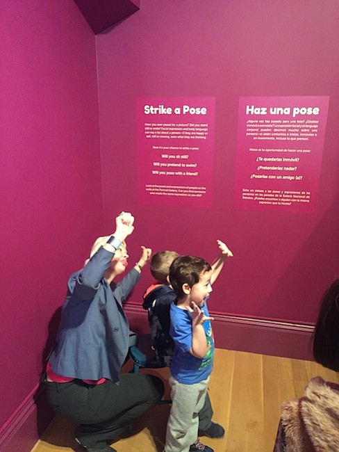 Este espacio representa la primera exposición de la Galería Nacional de Retratos con una muestra interactiva bilingüe para visitantes con edades de 18 meses a 8 años.